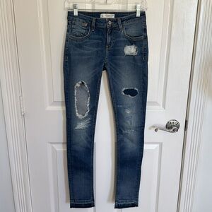NWOT Abercrombie & Fitch Premium Super Skinny Destroyed Jeans Size 25 / 0